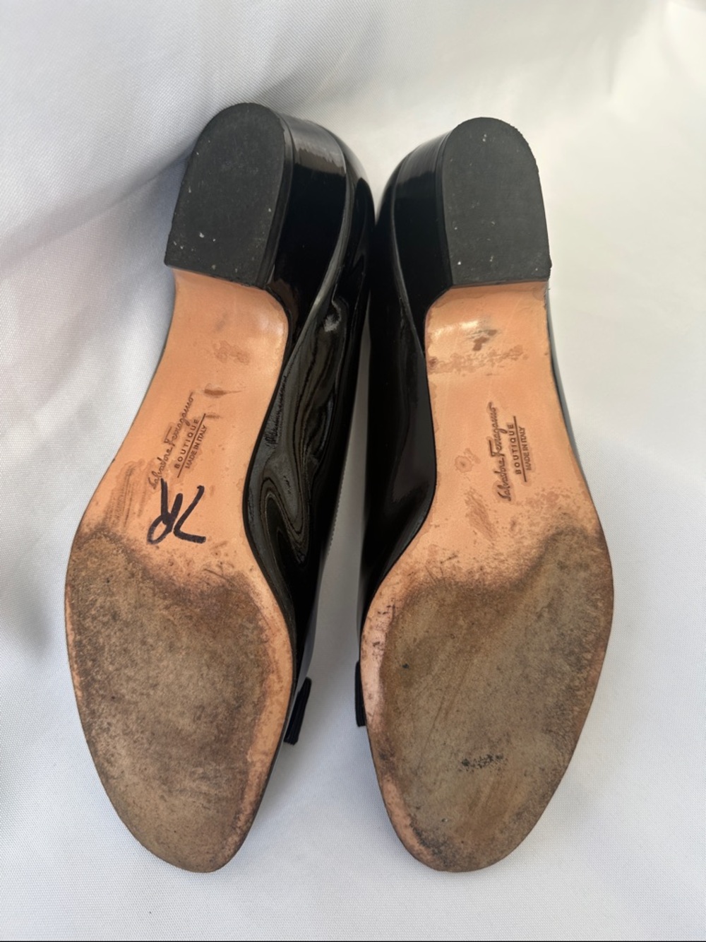 Salvatore Ferragamo Vara black patent leather pumps Size 9 bow gold logo plaque - Picture 8 of 8